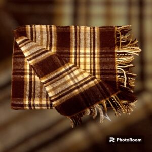 Pătură din lână merinos, model Camelia cu franjuri, 150X200+20cm, carouri maro/bej, cutie premium