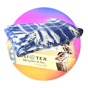 Pătură din lână merinos, model Elena cu franjuri, 150X200+20cm, carouri albastru/alb, cutie premium