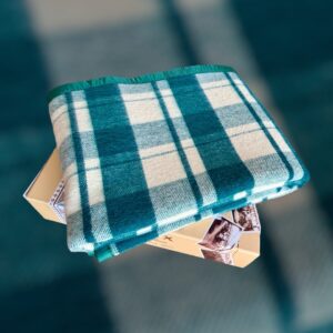 Pătură din lână merinos, model Aura Verde, clasic, 150X200, carouri verde smarald+crem, cutie premium
